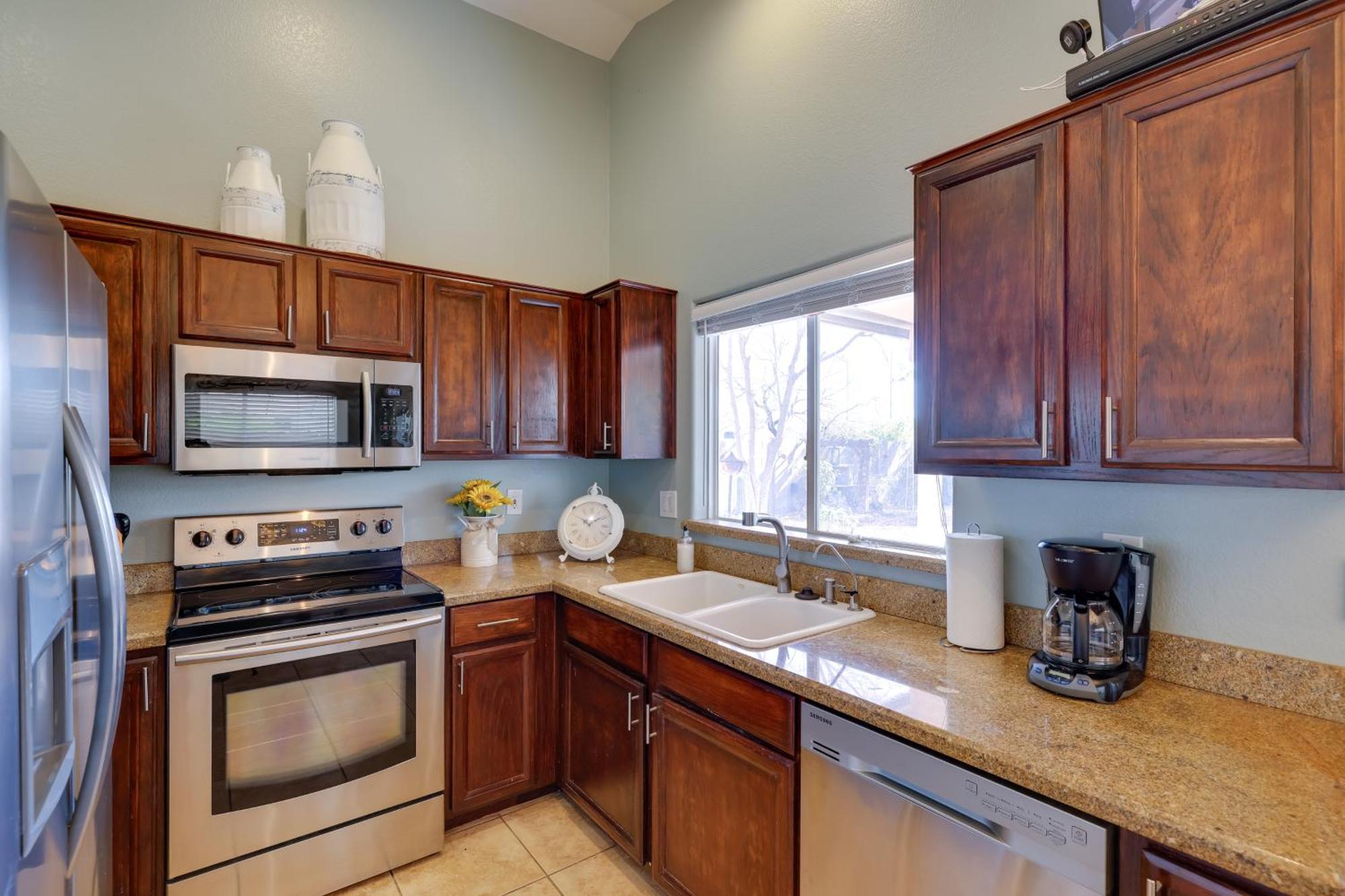 Family-friendly Glendale With Private Yard *